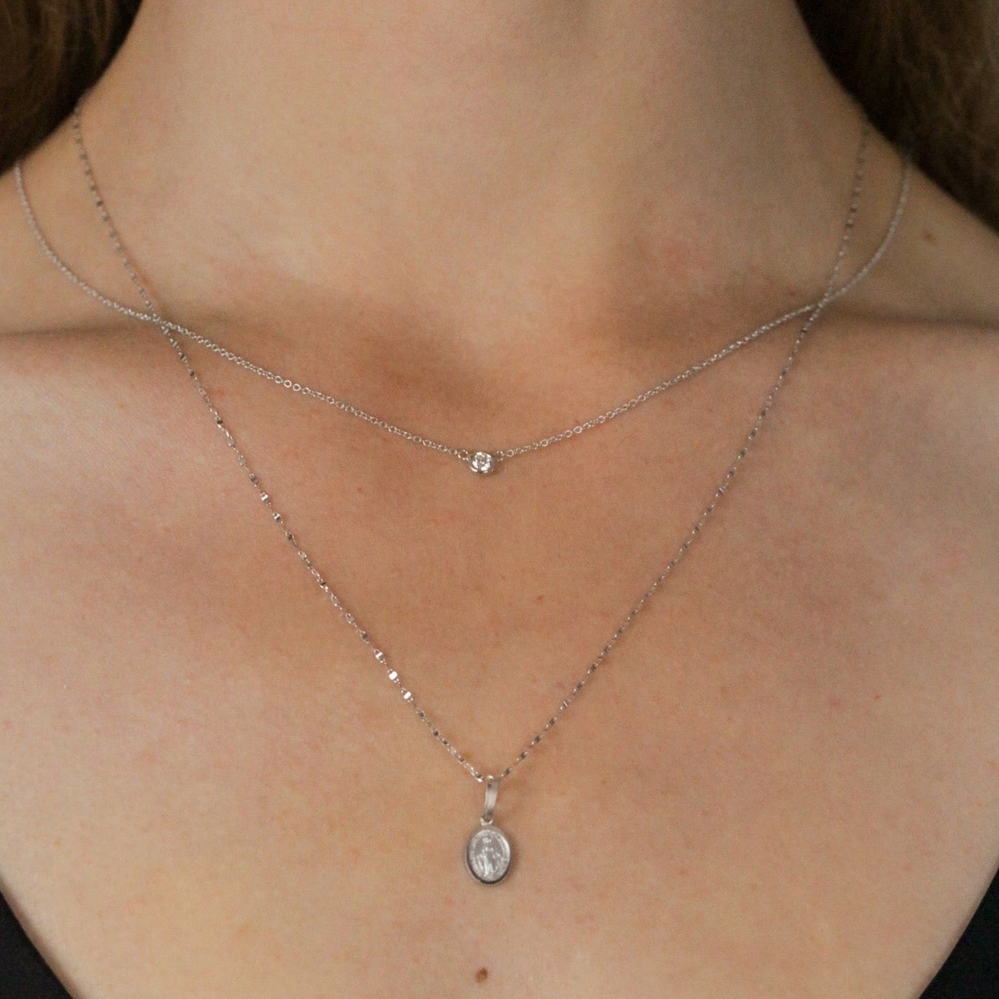 white alternate mariner gold chain on model