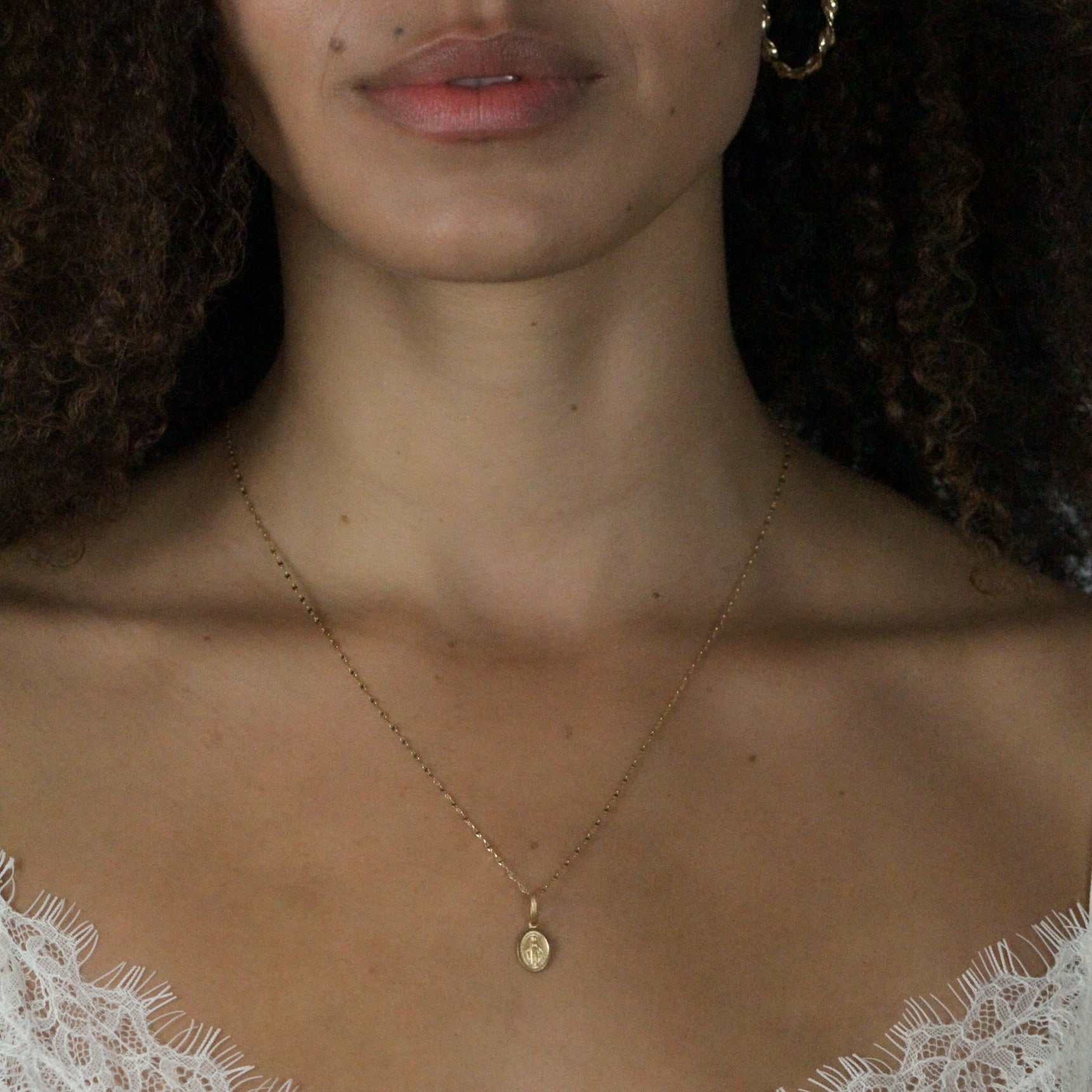 alternate mariner yellow gold chain on model,